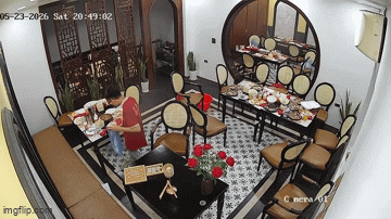 Nam nhân viên đang dọn bàn hốt hoảng bỏ chạy vì thứ dưới sàn, quản lý lập tức gọi ngay cho nhóm khách quay lại- Ảnh 1.