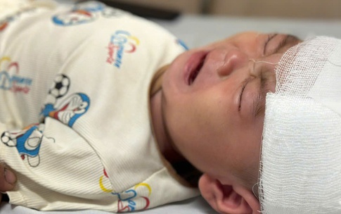 Bé trai 1 tuổi nguy kịch sau tai nạn, gia đình nghèo khẩn cầu sự giúp đỡ