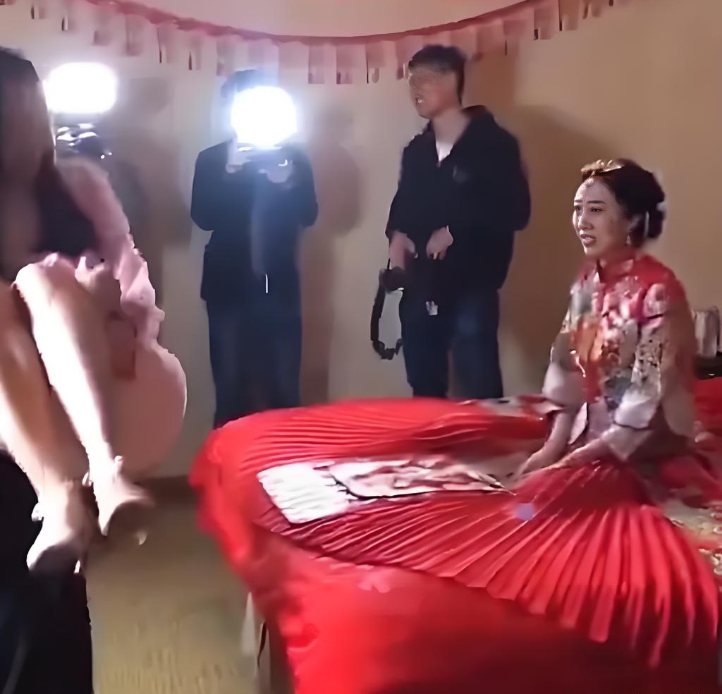 Chú rể vô tư bế thốc phù dâu trong lễ cưới, vẻ mặt của cô dâu khiến ai cũng hiểu: "To chuyện rồi"- Ảnh 3.