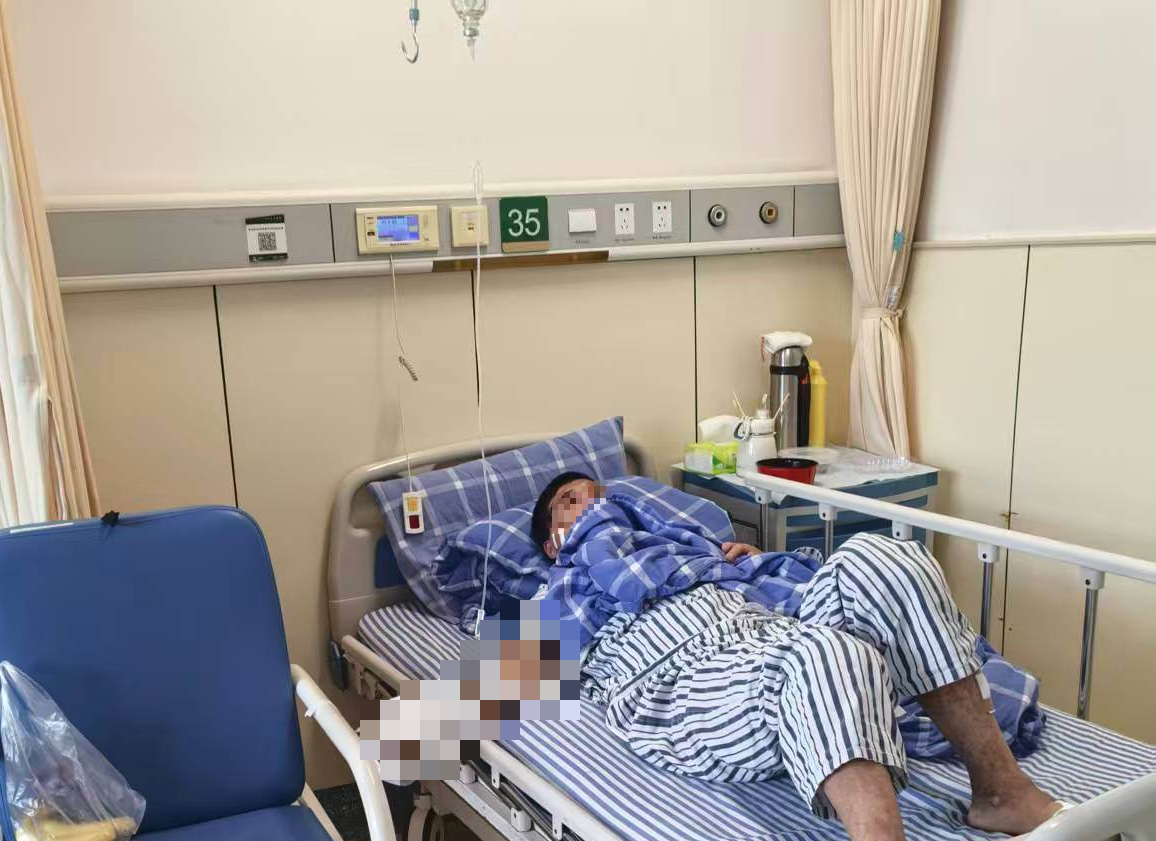 Bé trai 12 tuổi thủng ruột vì loại nước người lớn còn "mê như điếu đổ" - Ảnh 1.
