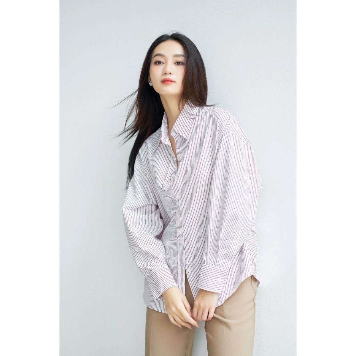 Lee Young Ae làm bùng nổ phong cách "thảnh thơi" kiểu mới: Sơ mi kẻ sọc + quần jeans + tóc đuôi ngựa thấp, vừa sang vừa trẻ ra cả chục tuổi- Ảnh 6.