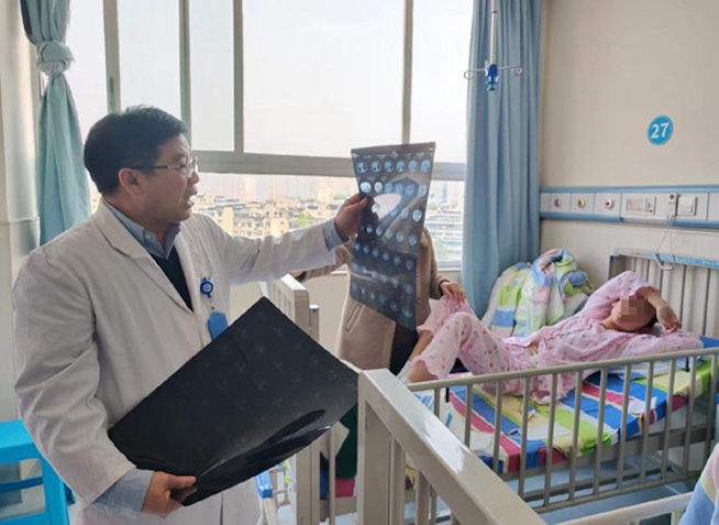 Bé gái 12 tuổi cấp cứu trong tình trạng máu trắng đục, nhớt như mỡ lợn, bác sĩ trách bố mẹ: Chiều kiểu hại con! - Ảnh 2.