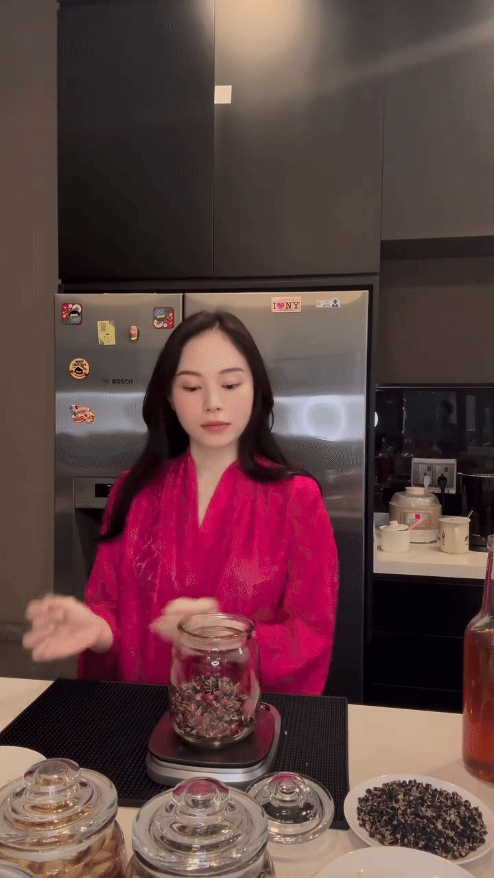 Mỹ nhân Hà thành cưới con trai tỷ phú: 30 tuổi làm dâu hào môn, sống như "nữ hoàng" trong biệt thự sang trọng- Ảnh 8.