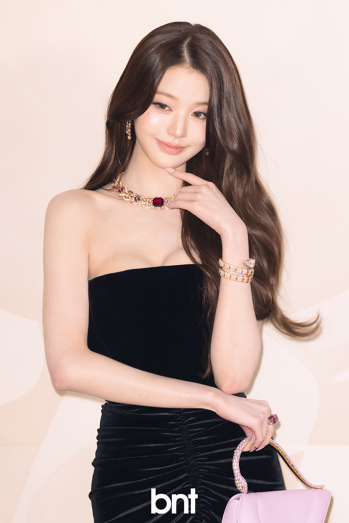 Thực hư chuyện khe ngực của "công chúa Kpop" bị xoá sạch bởi tay BVLGARI- Ảnh 6.