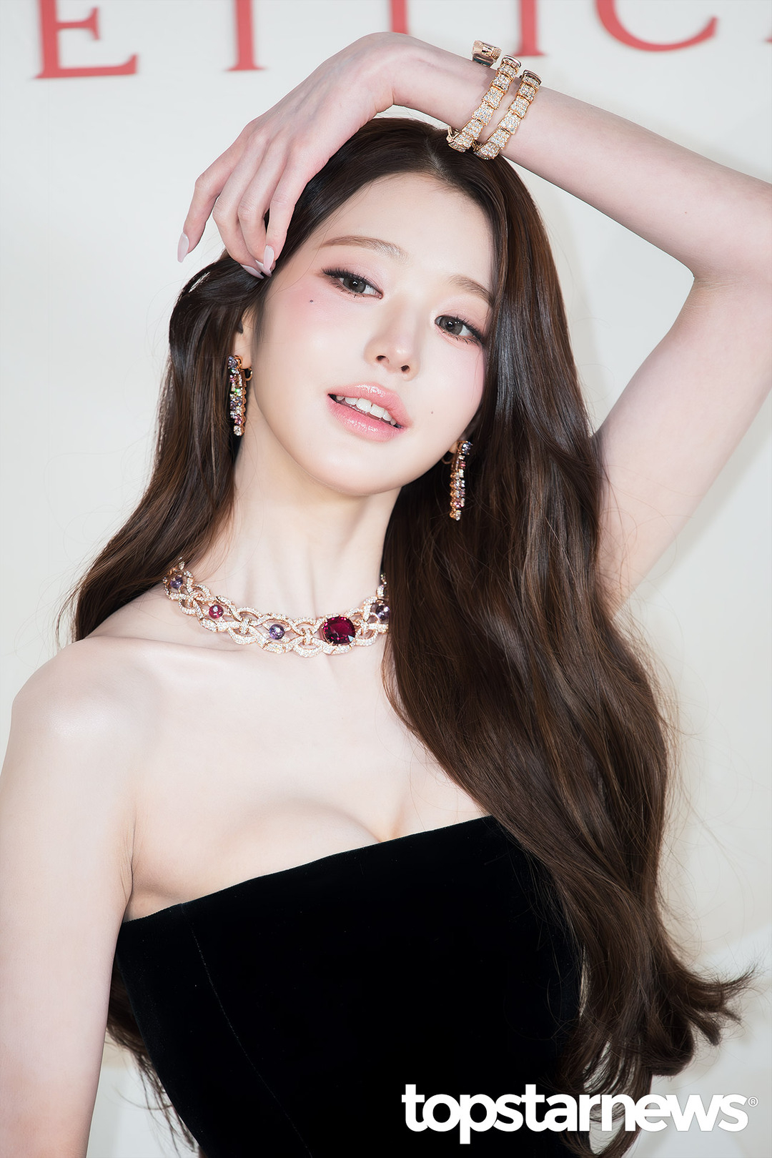 Thực hư chuyện khe ngực của "công chúa Kpop" bị xoá sạch bởi tay BVLGARI- Ảnh 4.