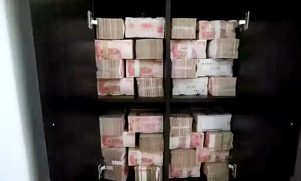 Đột kích căn hộ của nữ CEO công ty mỹ phẩm, công an tịch thu hơn 770 tỷ đồng tiền mặt chất như núi, 3 xe tải mới chở hết- Ảnh 1.