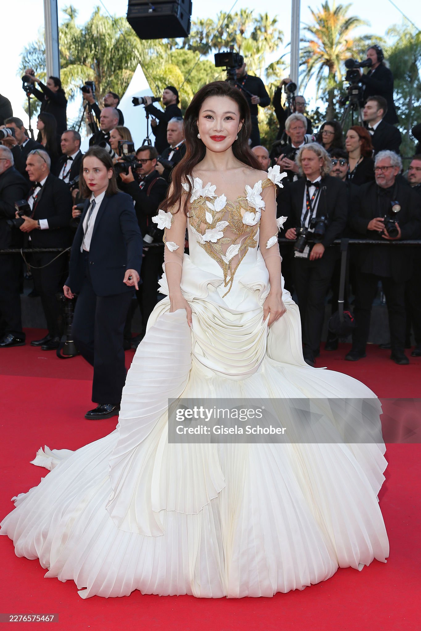 Thảm đỏ Cannes ngày 5: "Chị đại" Chompoo Araya chiếm trọn spotlight, siêu mẫu Nga ngang nhiên hở bạo phạm quy- Ảnh 12.