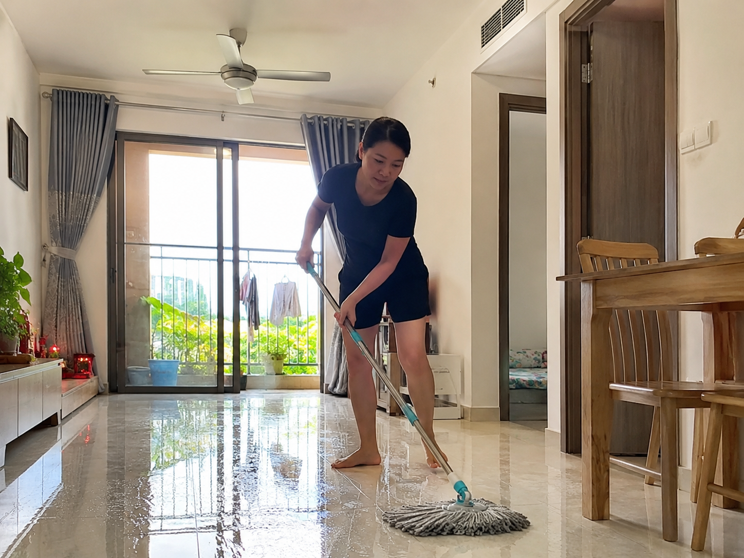 Vợ tôi chỉ dùng vài mẹo đơn giản mà căn phòng mát hẳn giữa ngày 38 độ: Có cách còn giúp điều hòa đỡ tốn điện - Ảnh 1.