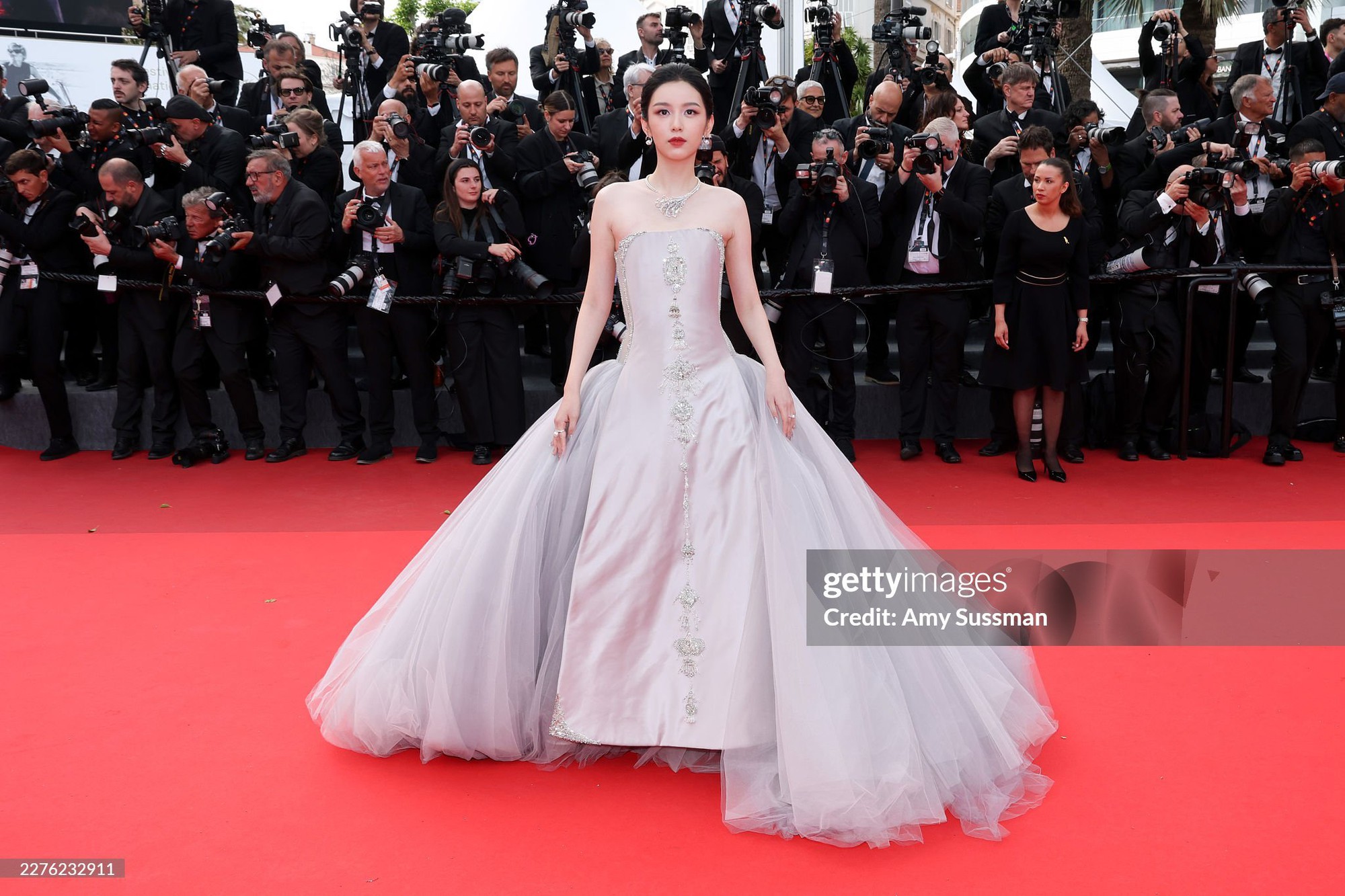 Mỹ nhân đẹp chấn động thế gian bùng nổ visual trên thảm đỏ Cannes, ngắm rồi mới biết thần tiên cổ tích là có thật- Ảnh 1. Mỹ nhân đẹp chấn động thế gian bùng nổ visual trên thảm đỏ Cannes, ngắm rồi mới biết thần tiên cổ tích là có thật- Ảnh 1.