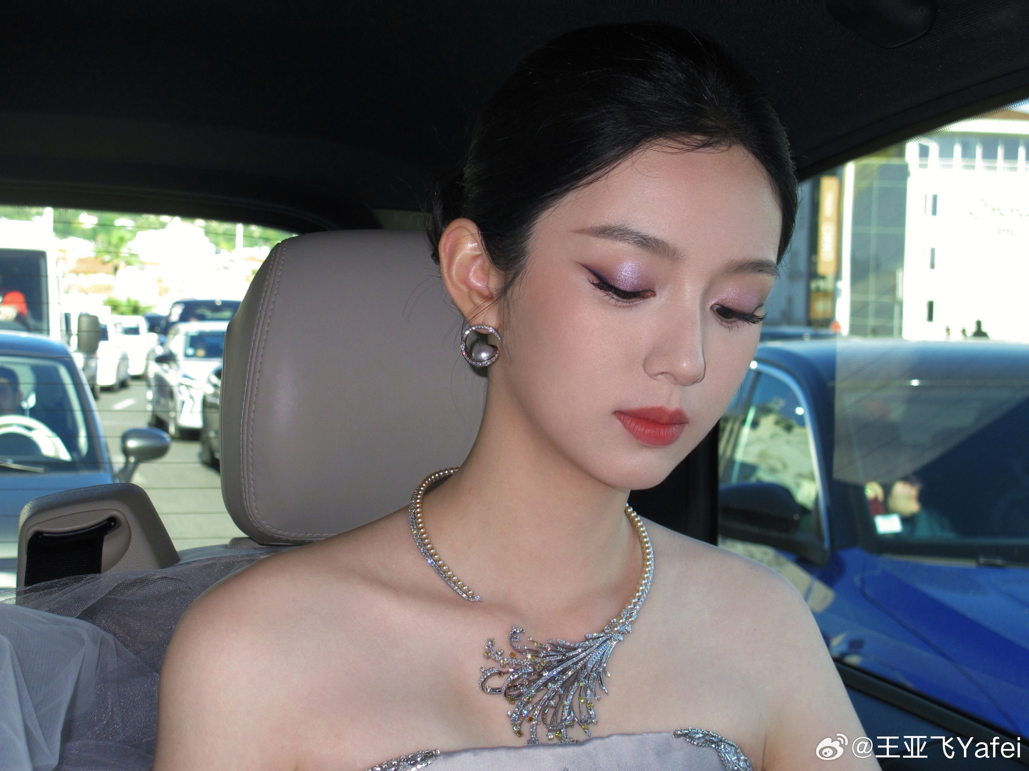 Mỹ nhân đẹp chấn động thế gian bùng nổ visual trên thảm đỏ Cannes, ngắm rồi mới biết thần tiên cổ tích là có thật- Ảnh 8. Mỹ nhân đẹp chấn động thế gian bùng nổ visual trên thảm đỏ Cannes, ngắm rồi mới biết thần tiên cổ tích là có thật- Ảnh 8.