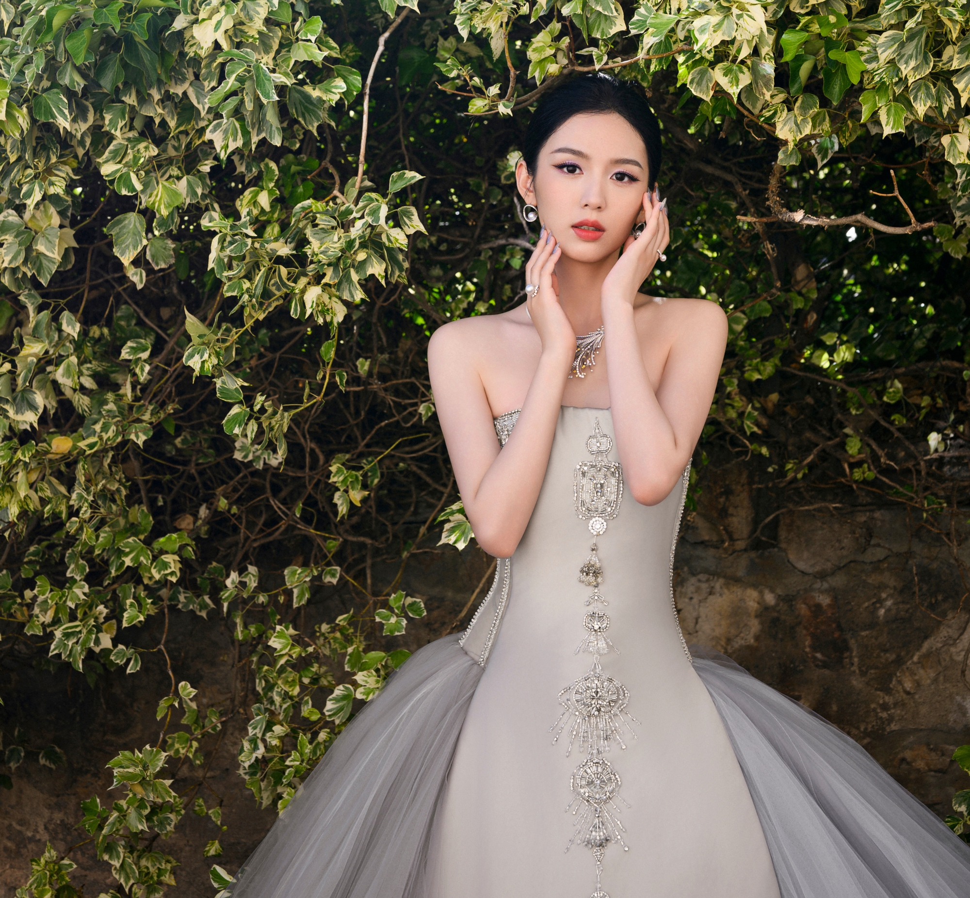 Mỹ nhân đẹp chấn động thế gian bùng nổ visual trên thảm đỏ Cannes, ngắm rồi mới biết thần tiên cổ tích là có thật- Ảnh 13. Mỹ nhân đẹp chấn động thế gian bùng nổ visual trên thảm đỏ Cannes, ngắm rồi mới biết thần tiên cổ tích là có thật- Ảnh 13.