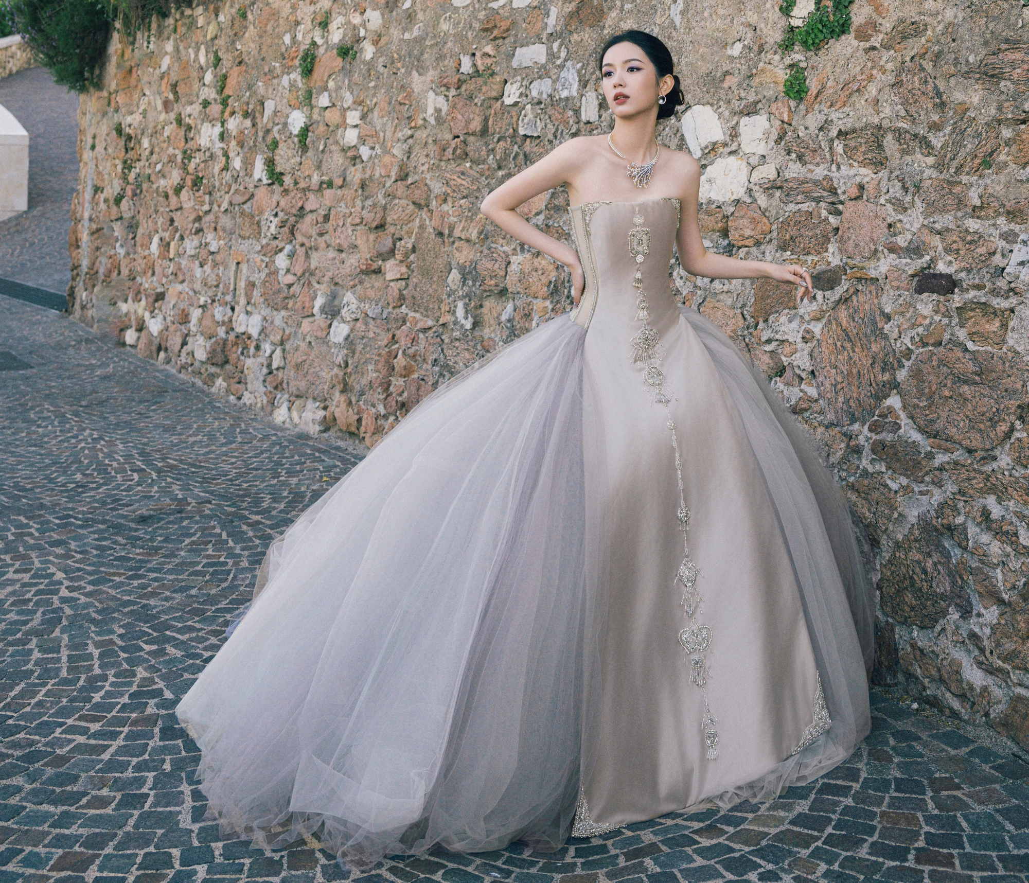 Mỹ nhân đẹp chấn động thế gian bùng nổ visual trên thảm đỏ Cannes, ngắm rồi mới biết thần tiên cổ tích là có thật- Ảnh 11. Mỹ nhân đẹp chấn động thế gian bùng nổ visual trên thảm đỏ Cannes, ngắm rồi mới biết thần tiên cổ tích là có thật- Ảnh 11.