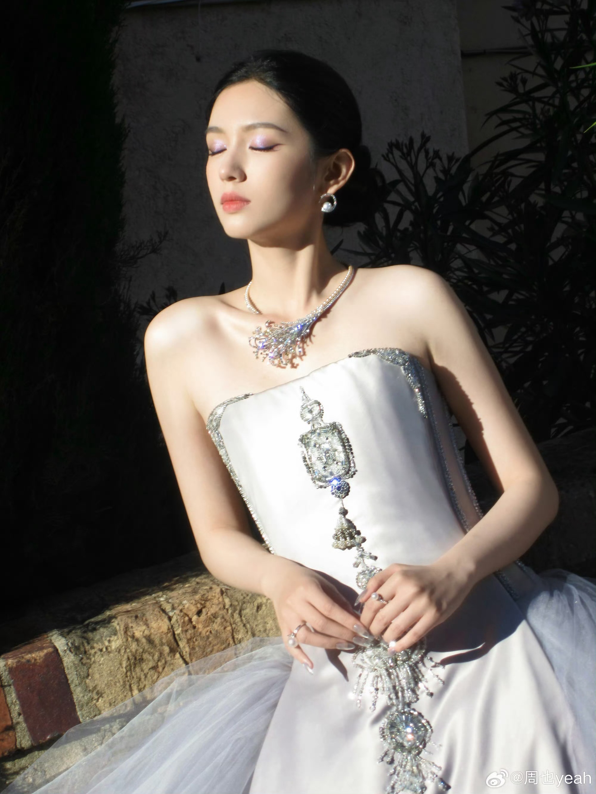 Mỹ nhân đẹp chấn động thế gian bùng nổ visual trên thảm đỏ Cannes, ngắm rồi mới biết thần tiên cổ tích là có thật- Ảnh 16. Mỹ nhân đẹp chấn động thế gian bùng nổ visual trên thảm đỏ Cannes, ngắm rồi mới biết thần tiên cổ tích là có thật- Ảnh 16.