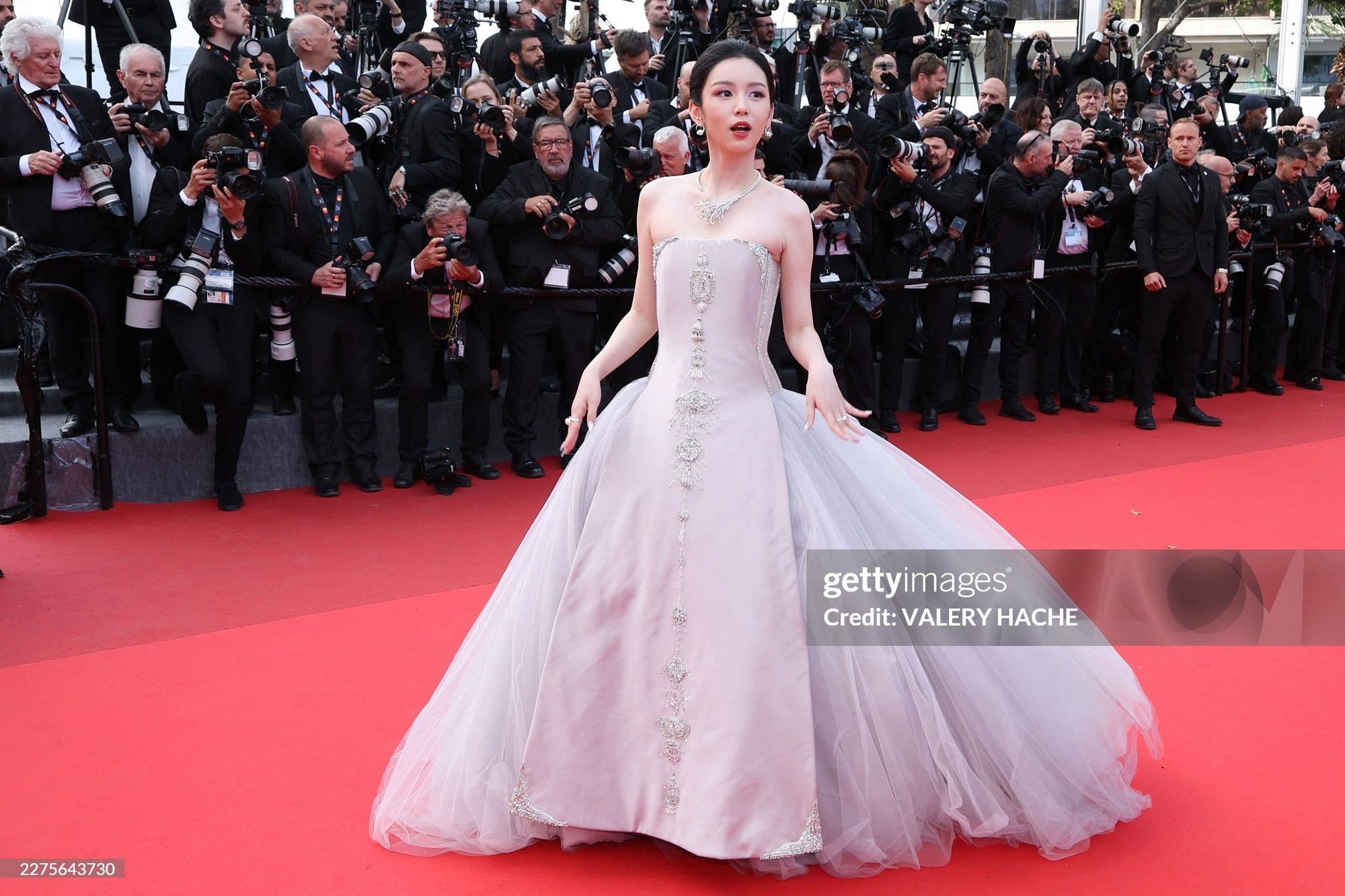 Mỹ nhân đẹp chấn động thế gian bùng nổ visual trên thảm đỏ Cannes, ngắm rồi mới biết thần tiên cổ tích là có thật- Ảnh 2. Mỹ nhân đẹp chấn động thế gian bùng nổ visual trên thảm đỏ Cannes, ngắm rồi mới biết thần tiên cổ tích là có thật- Ảnh 2.