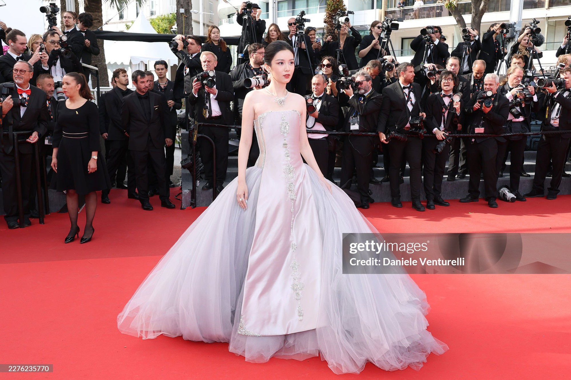 Mỹ nhân đẹp chấn động thế gian bùng nổ visual trên thảm đỏ Cannes, ngắm rồi mới biết thần tiên cổ tích là có thật- Ảnh 3. Mỹ nhân đẹp chấn động thế gian bùng nổ visual trên thảm đỏ Cannes, ngắm rồi mới biết thần tiên cổ tích là có thật- Ảnh 3.