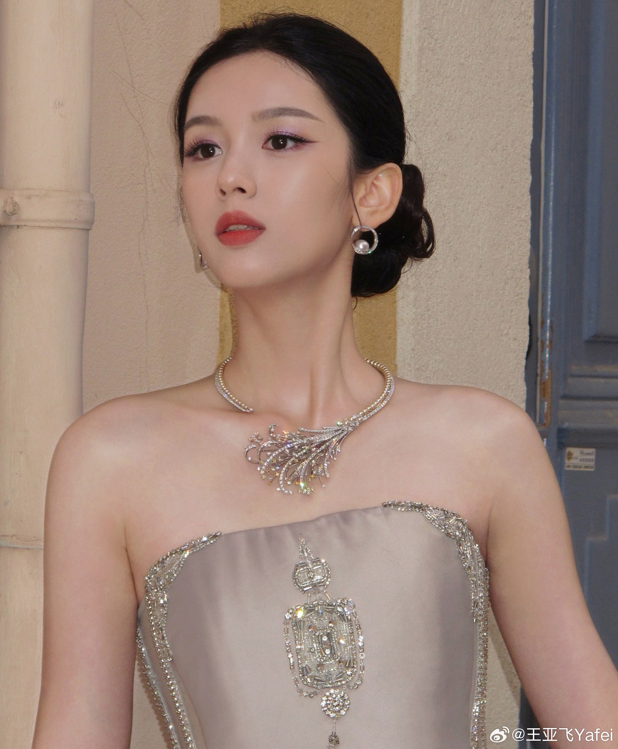 Mỹ nhân đẹp chấn động thế gian bùng nổ visual trên thảm đỏ Cannes, ngắm rồi mới biết thần tiên cổ tích là có thật- Ảnh 10. Mỹ nhân đẹp chấn động thế gian bùng nổ visual trên thảm đỏ Cannes, ngắm rồi mới biết thần tiên cổ tích là có thật- Ảnh 10.