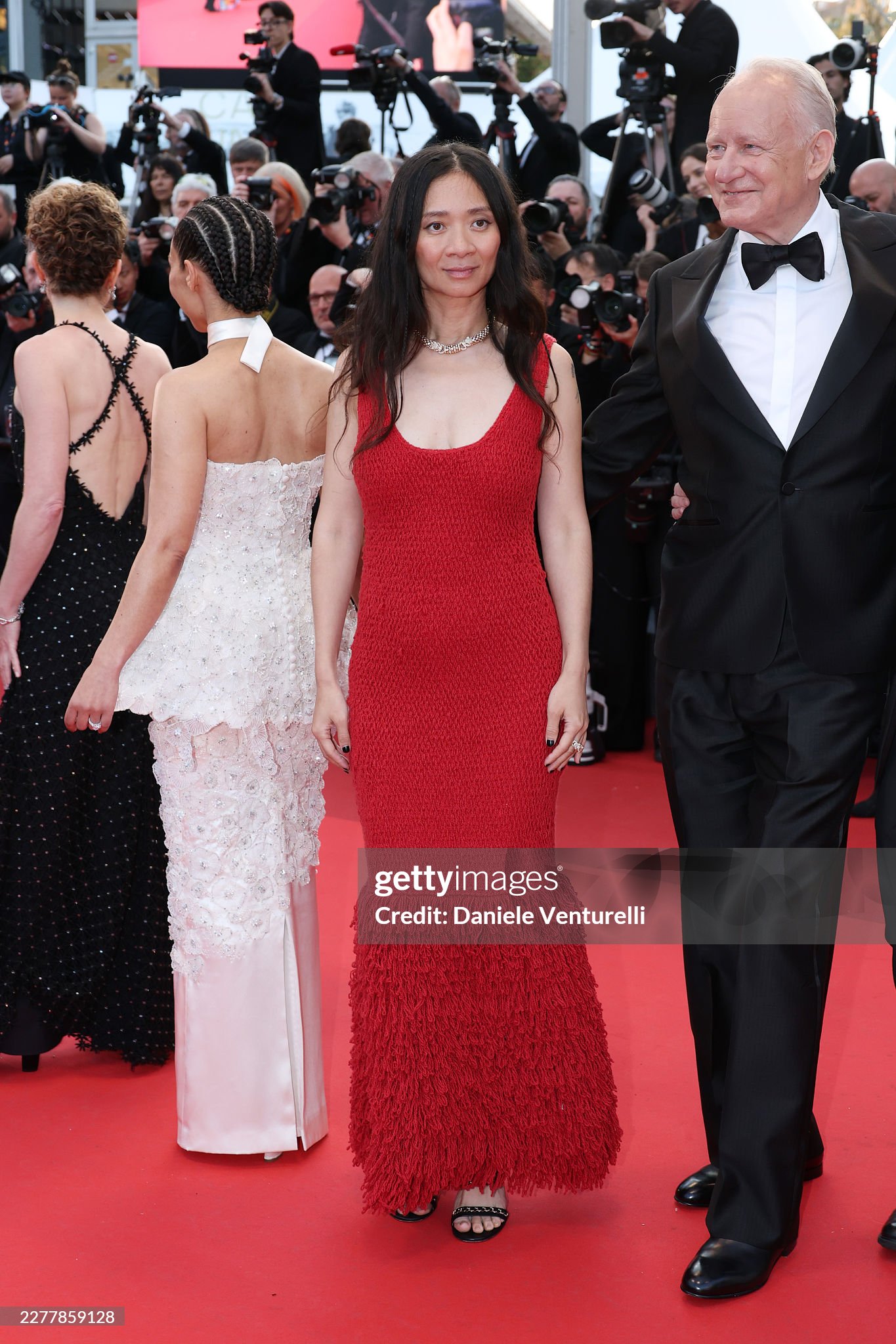 Thảm đỏ bế mạc Cannes 2026: "Thiên thần nội y" tóc hồng chiếm trọn spotlight, sao phim Avatar tình tứ hôn chồng- Ảnh 38.