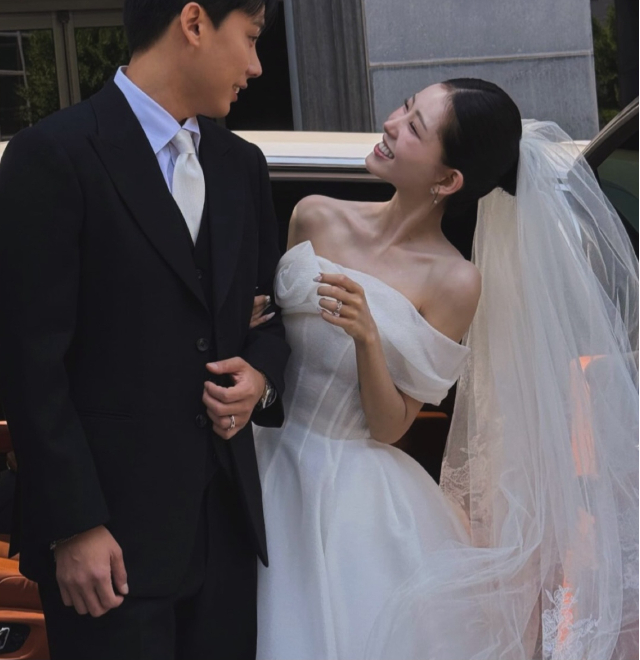 Drama sốc trong đám cưới sao nữ nổi tiếng và chồng phông bạt: Khách mời không thèm gửi tiền mừng còn ăn uống, làm loạn khán phòng- Ảnh 3.