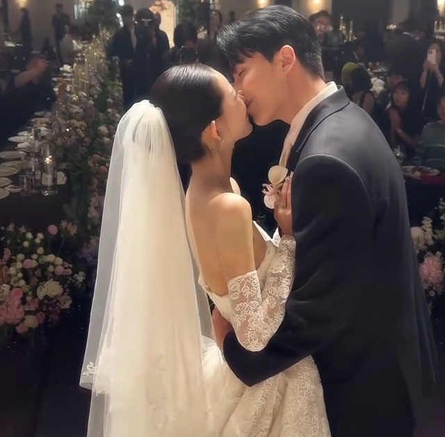 Drama sốc trong đám cưới sao nữ nổi tiếng và chồng phông bạt: Khách mời không thèm gửi tiền mừng còn ăn uống, làm loạn khán phòng- Ảnh 4.