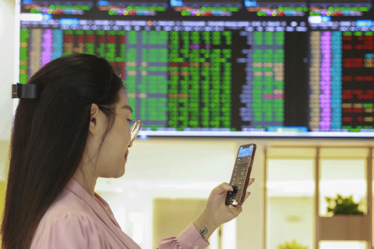 Chứng khoán ngày 14/5: Xu hướng tích cực duy trì, VN-Index lập đỉnh lịch sử mới Chứng khoán ngày 14/5: Xu hướng tích cực duy trì, VN-Index lập đỉnh lịch sử mới