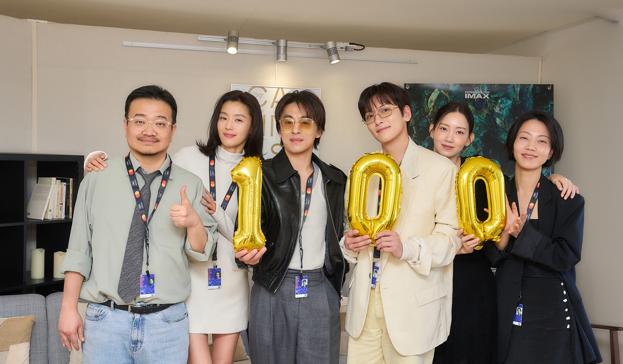 Chỉ 4 ngày, bom tấn zombie xứ Hàn cán mốc 1 triệu vé: Nữ chính gây sốc vì visual quá đỉnh ở tuổi 41- Ảnh 6.