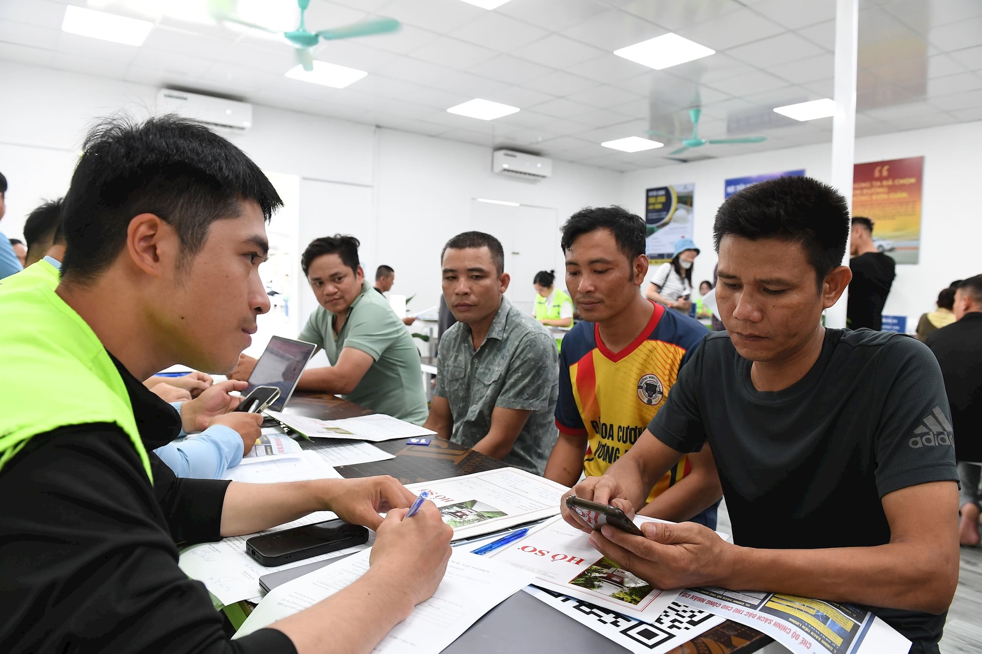 Người bán hàng rong, phụ hồ, lao động tự do… bỗng trở thành nhân viên của tỷ phú Phạm Nhật Vượng, được hưởng phúc lợi trong hệ sinh thái lớn nhất Việt Nam- Ảnh 3.