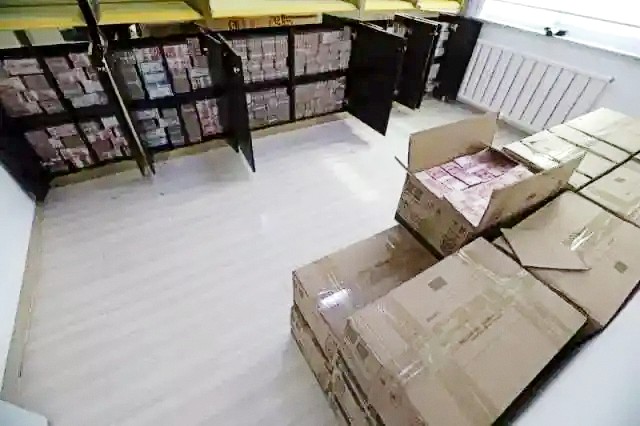 Đột kích căn hộ của nữ CEO công ty mỹ phẩm, công an tịch thu hơn 770 tỷ đồng tiền mặt chất như núi, 3 xe tải mới chở hết- Ảnh 2.