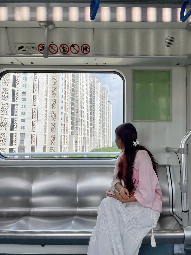Nóng 40 độ, dân văn phòng cất xe máy ở nhà, đi làm bằng Metro: Tiết kiệm được 2 tiếng bêu nắng chen chúc ngoài đường- Ảnh 3.