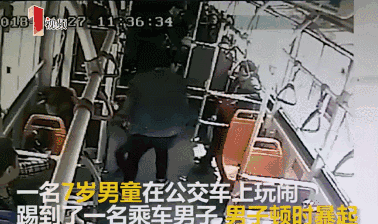 15 giây KINH HOÀNG trên một chuyến xe buýt khiến MXH bùng nổ: Hãy dạy con bạn cẩn thận vì ngoài xã hội, không phải ai cũng lành tính!- Ảnh 2.