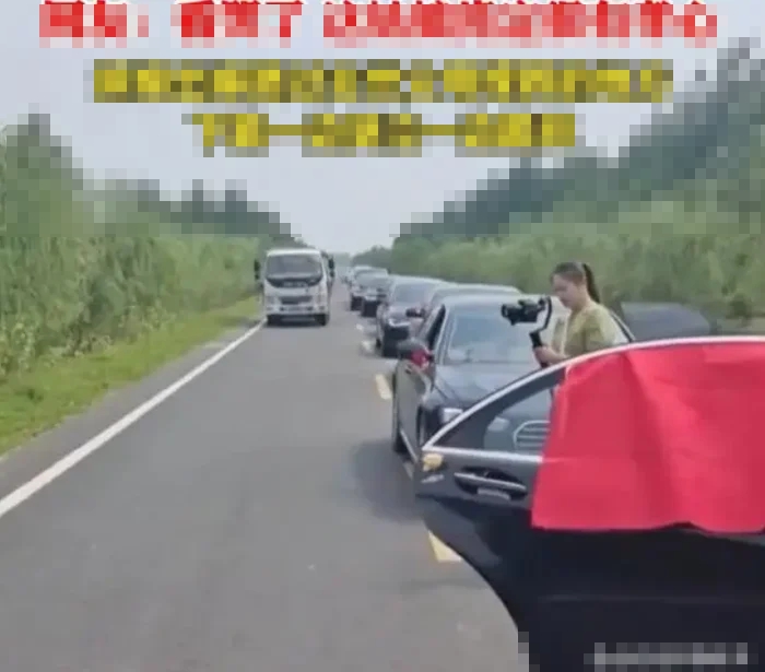 Đang rước dâu, cô dâu bất ngờ xuống xe quỳ lạy bên vệ đường - Ảnh 2.