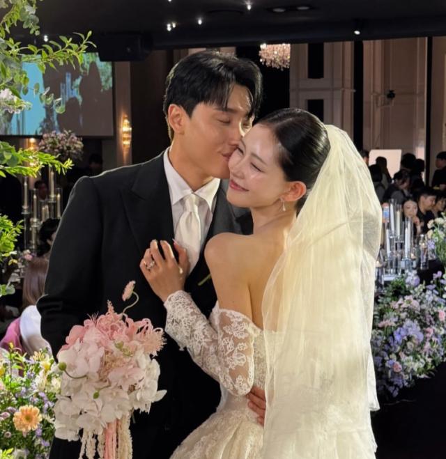 Drama sốc trong đám cưới sao nữ nổi tiếng và chồng phông bạt: Khách mời không thèm gửi tiền mừng còn ăn uống, làm loạn khán phòng- Ảnh 1.