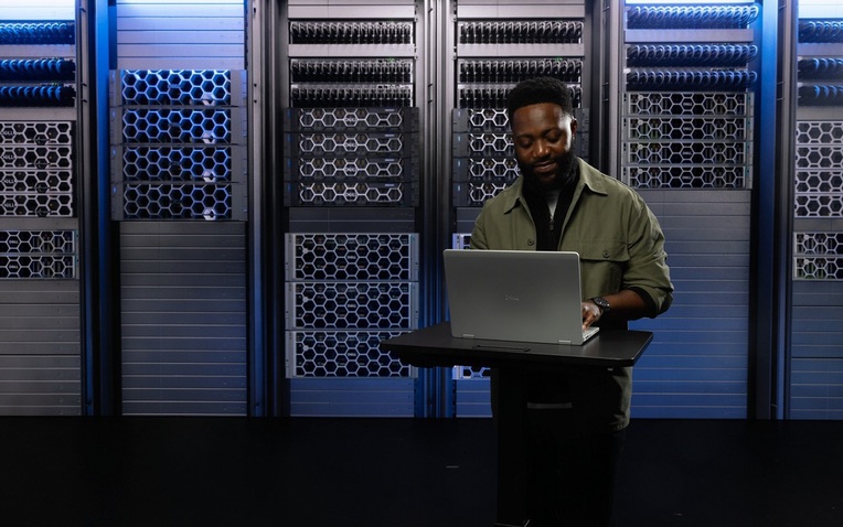 Dell tung loạt công nghệ mới cho trung tâm dữ liệu AI: Có cả server “1 máy thay 13 máy”, lưu trữ 5,8 petabyte trong thân máy 3U- Ảnh 1.