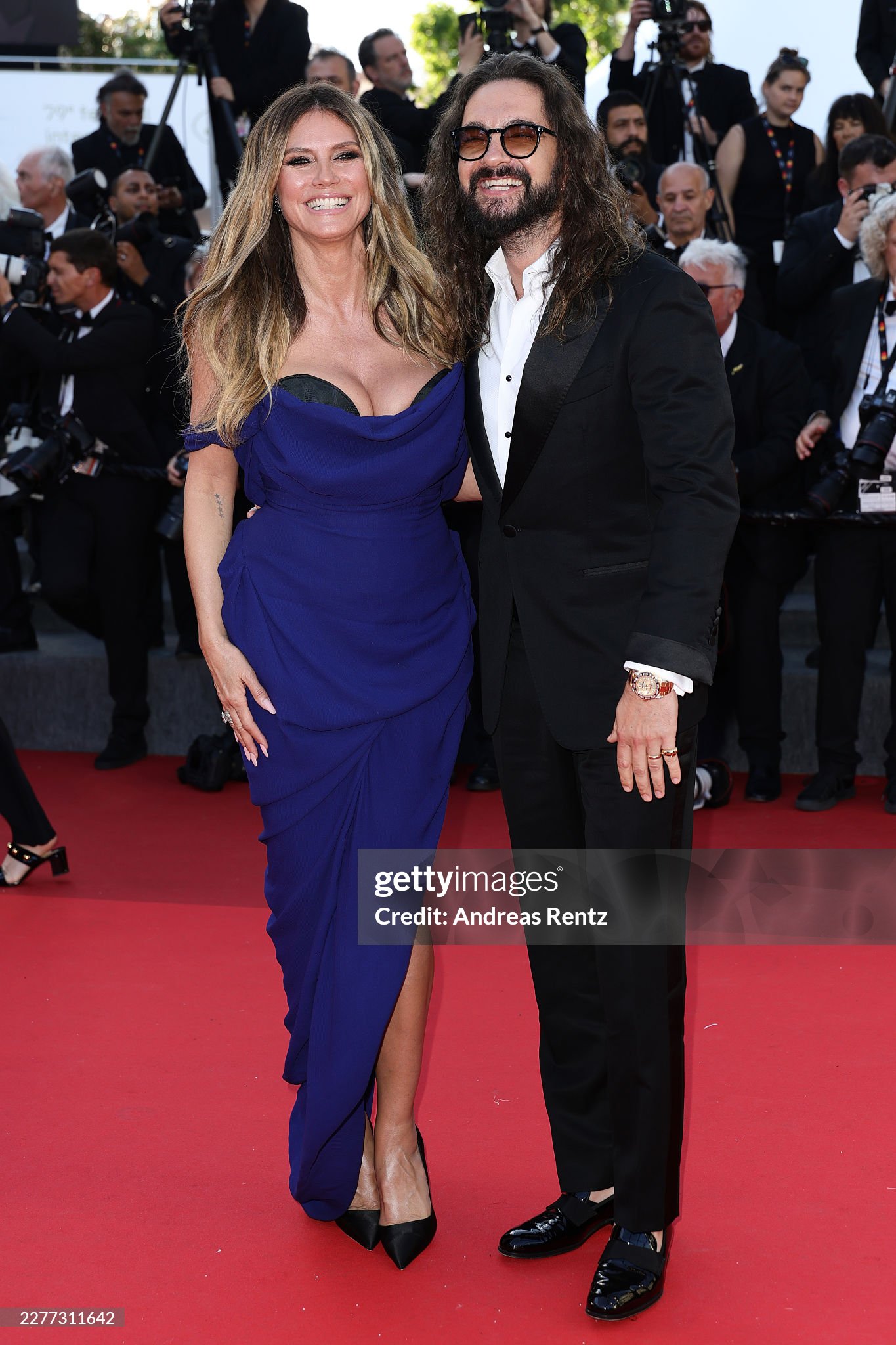 LHP Cannes ngày 9: Bella Hadid hở bạo "chặt chém", ca sĩ Trung Quốc 18 tuổi "đại náo" thảm đỏ- Ảnh 14.