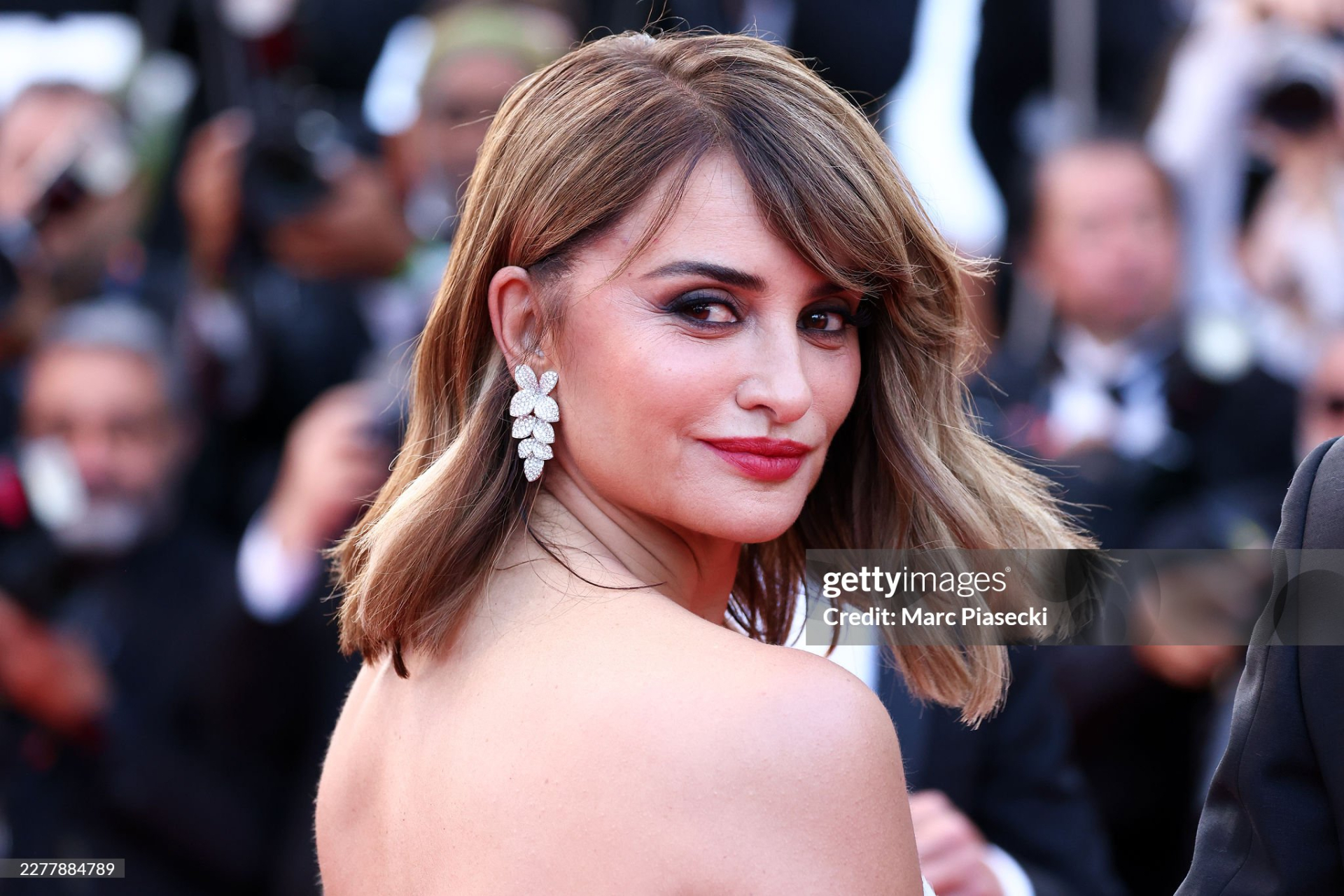 Thảm đỏ bế mạc Cannes 2026: "Thiên thần nội y" tóc hồng chiếm trọn spotlight, sao phim Avatar tình tứ hôn chồng- Ảnh 10.