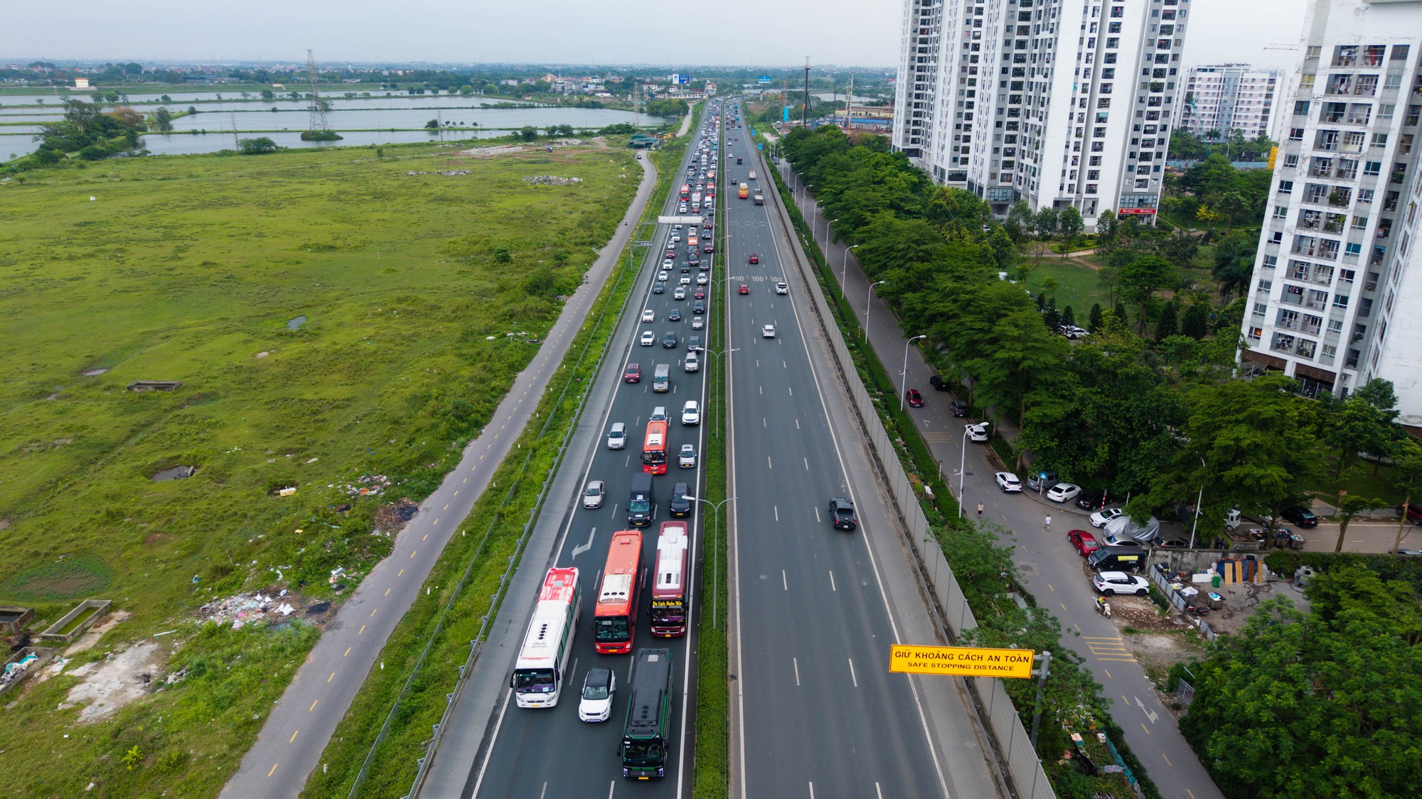 Dấu hiệu HẾT LỄ chính là cảnh trái ngược trên 2 làn đường cửa ngõ lúc này! - Ảnh 1.