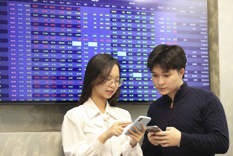 Chứng khoán phái sinh ngày 12/5: Chênh lệch âm tiếp tục mở rộng, nhà đầu tư thận trọng khi VN30 tiệm cận đỉnh cũ