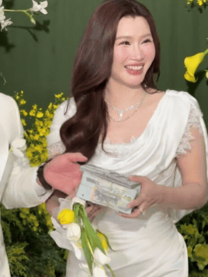 Lễ ăn hỏi Akira Phan và vợ CEO hôm nay: Sính lễ kim cương khủng, 3 con riêng của cô dâu đến chúc phúc- Ảnh 3.