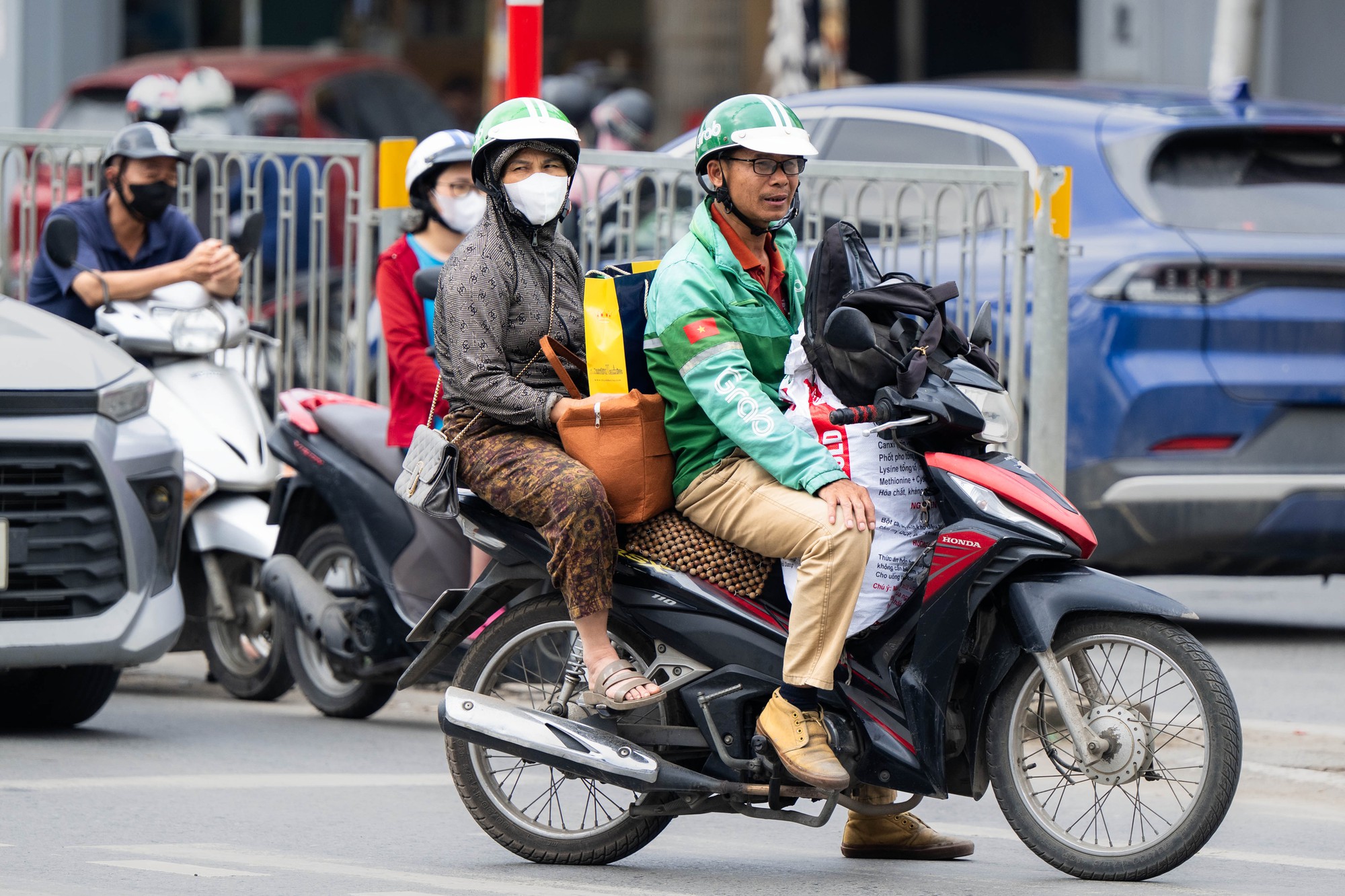 Dấu hiệu HẾT LỄ chính là cảnh trái ngược trên 2 làn đường cửa ngõ lúc này! - Ảnh 15.
