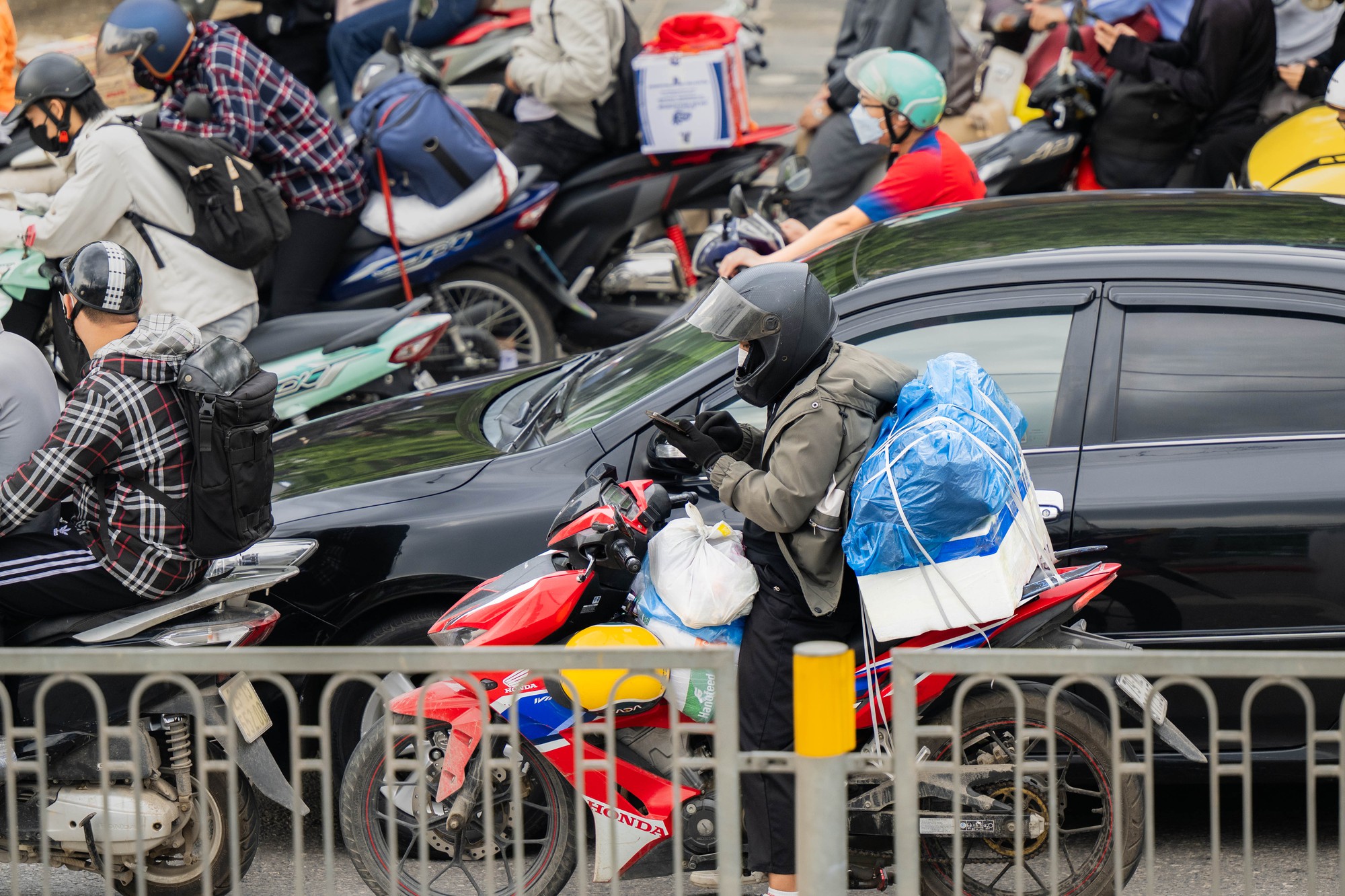 Dấu hiệu HẾT LỄ chính là cảnh trái ngược trên 2 làn đường cửa ngõ lúc này! - Ảnh 14.