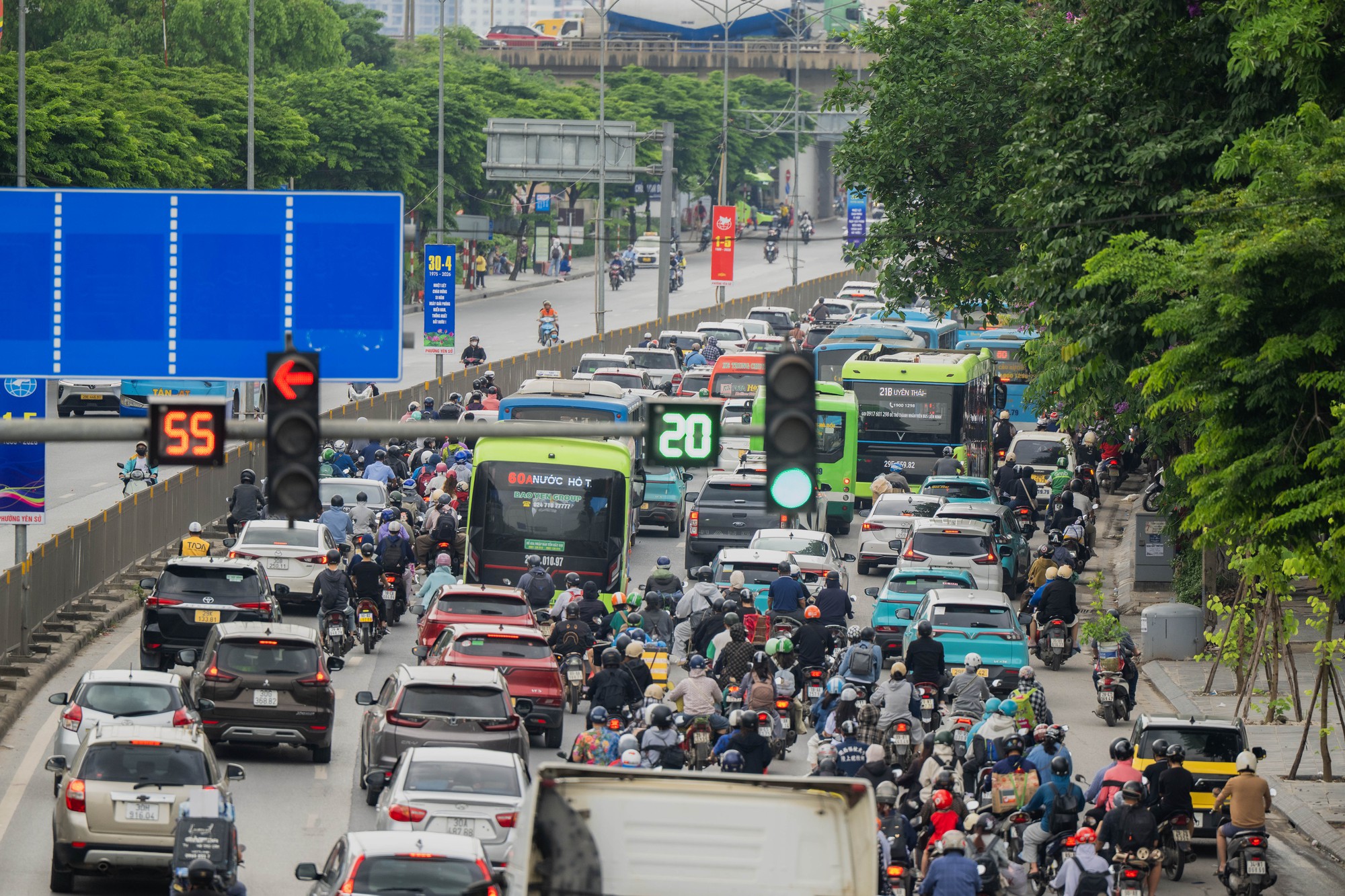 Dấu hiệu HẾT LỄ chính là cảnh trái ngược trên 2 làn đường cửa ngõ lúc này! - Ảnh 13.