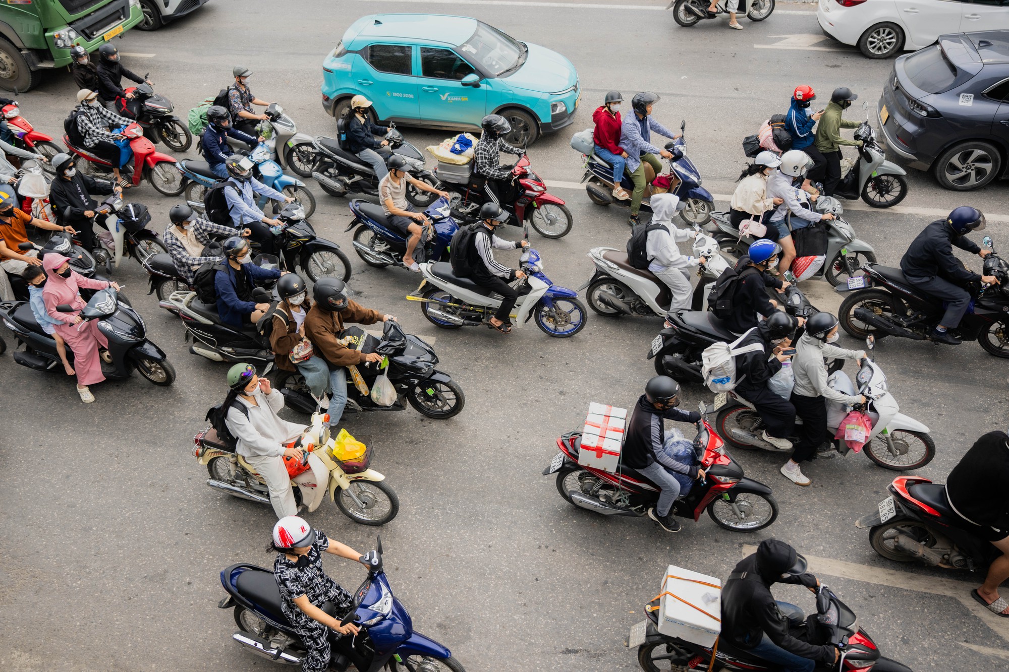 Dấu hiệu HẾT LỄ chính là cảnh trái ngược trên 2 làn đường cửa ngõ lúc này! - Ảnh 11.