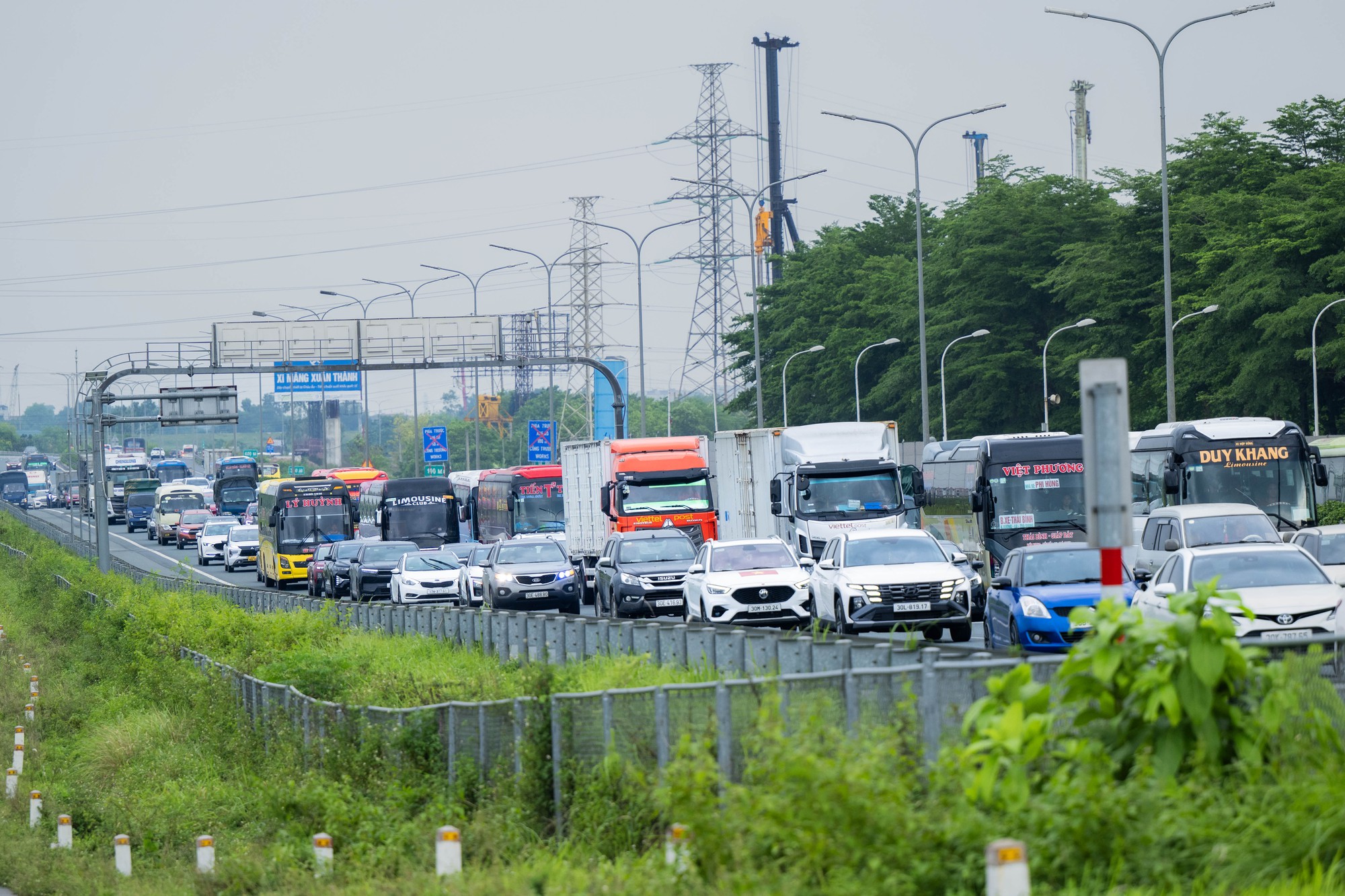 Dấu hiệu HẾT LỄ chính là cảnh trái ngược trên 2 làn đường cửa ngõ lúc này! - Ảnh 5.