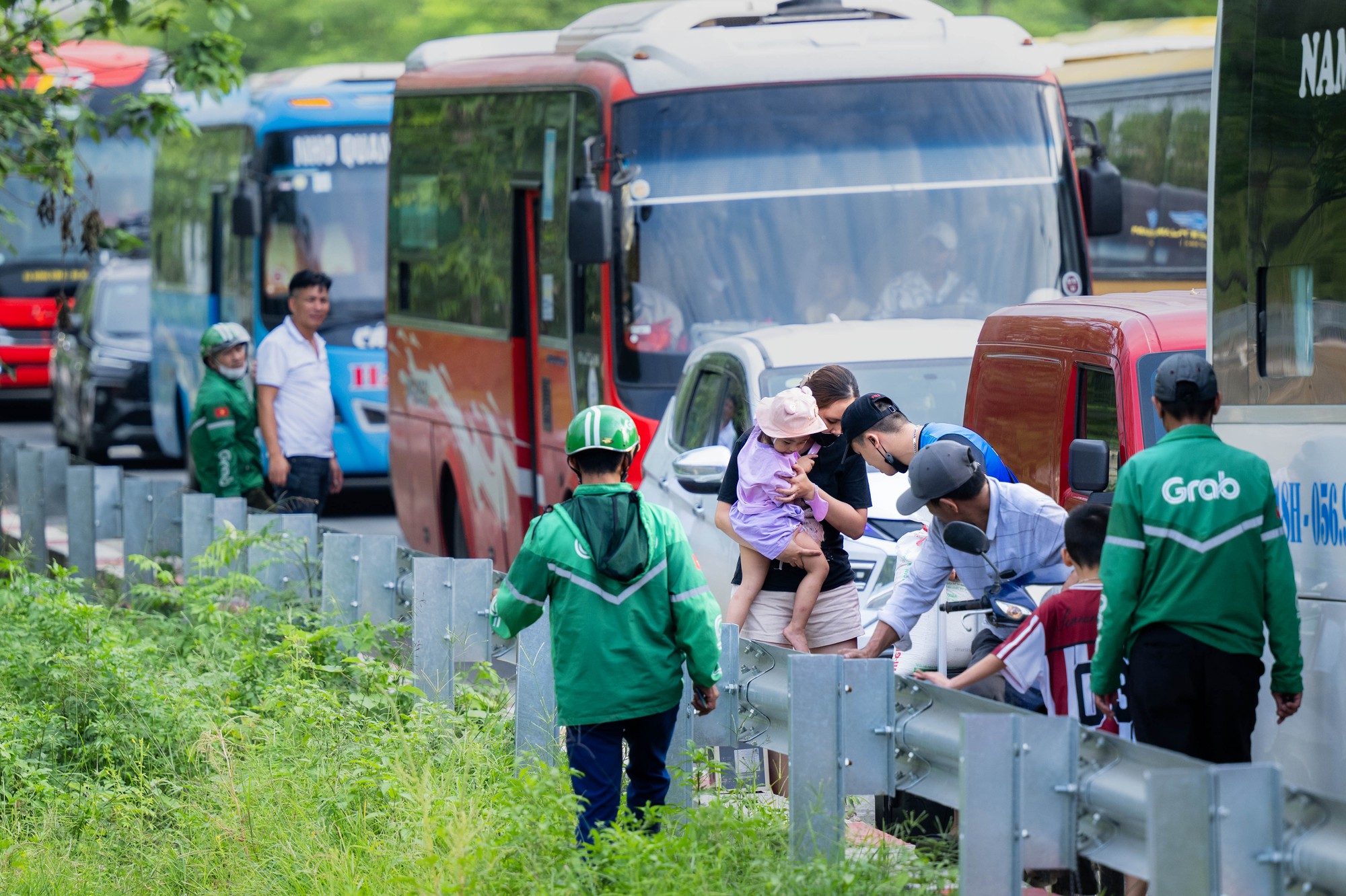 Dấu hiệu HẾT LỄ chính là cảnh trái ngược trên 2 làn đường cửa ngõ lúc này! - Ảnh 6.