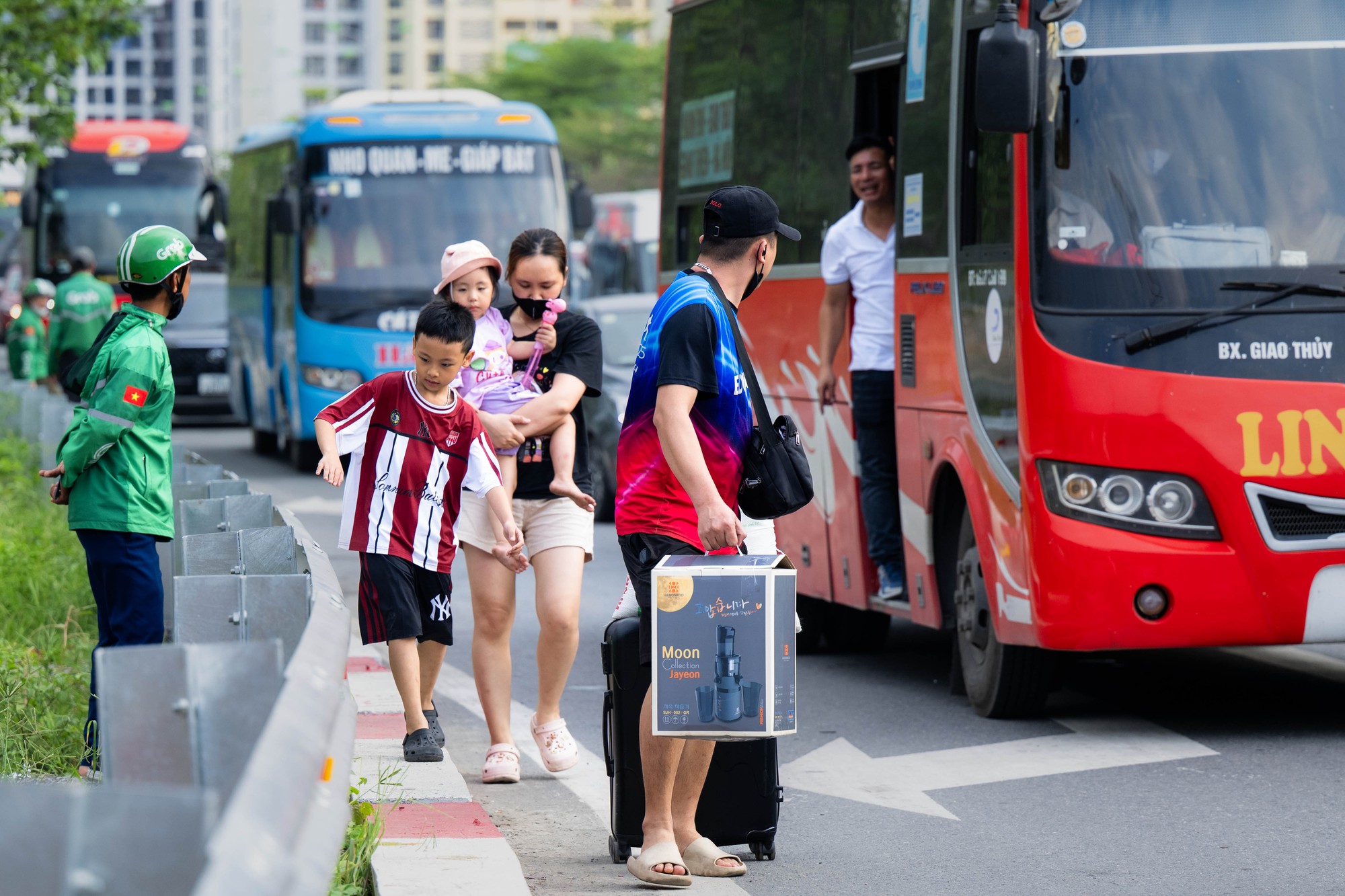 Dấu hiệu HẾT LỄ chính là cảnh trái ngược trên 2 làn đường cửa ngõ lúc này! - Ảnh 8.