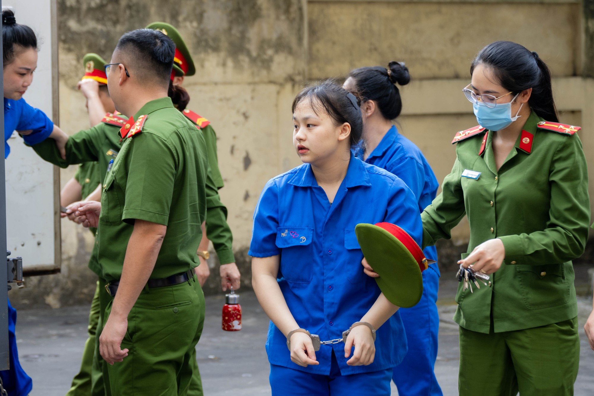 Bùi Đình Khánh tiếp tục gây phẫn nộ khi được áp tải tới tòa trong ngày xét xử cuối cùng- Ảnh 7.