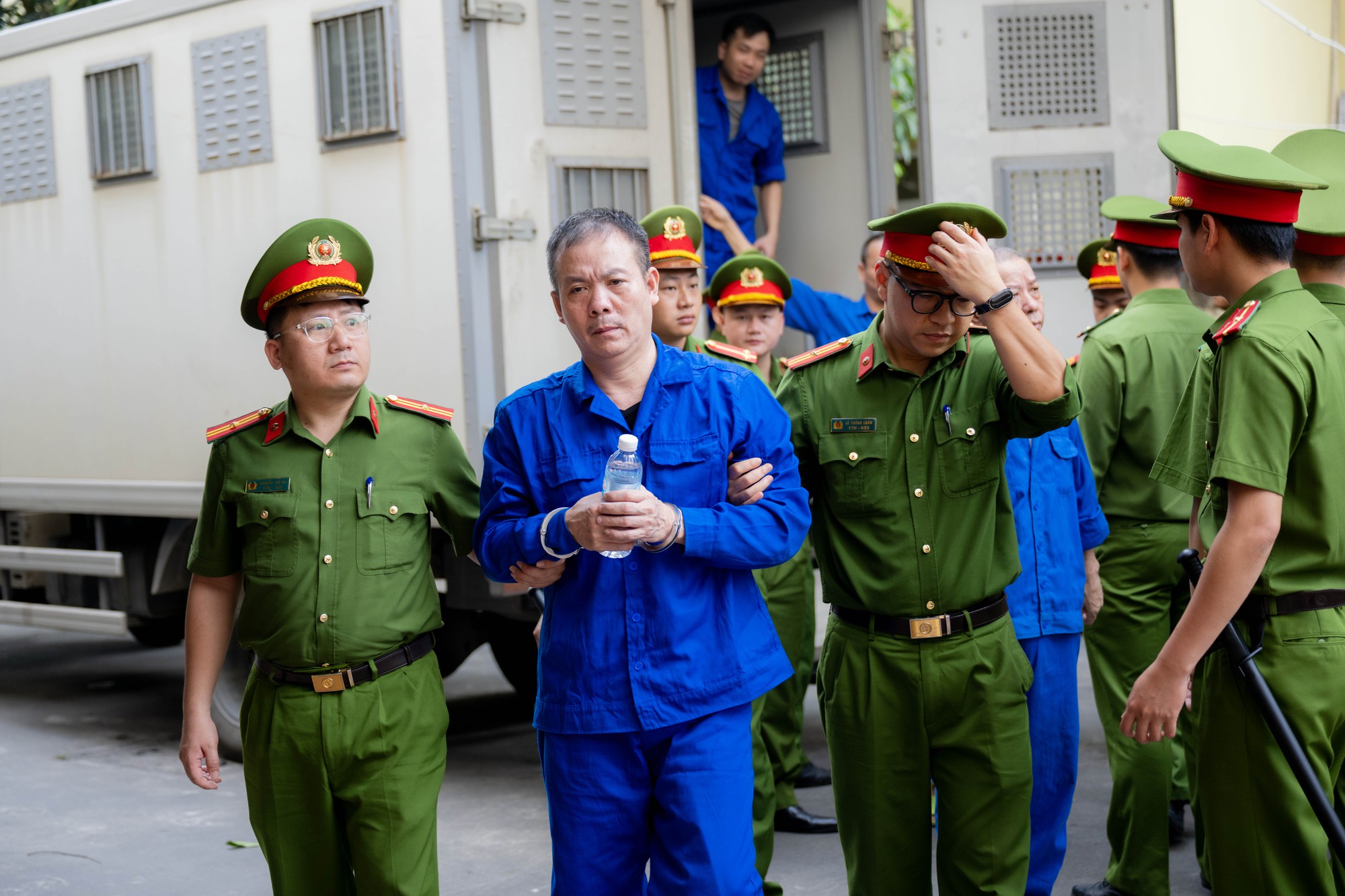 Bùi Đình Khánh tiếp tục gây phẫn nộ khi được áp tải tới tòa trong ngày xét xử cuối cùng- Ảnh 4.