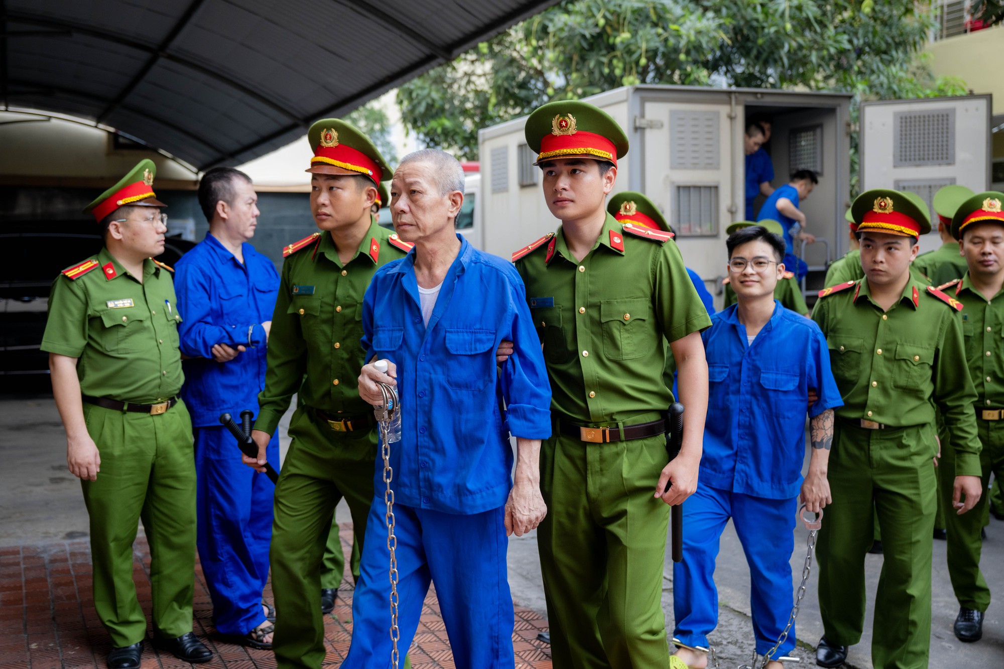 Bùi Đình Khánh tiếp tục gây phẫn nộ khi được áp tải tới tòa trong ngày xét xử cuối cùng- Ảnh 5.