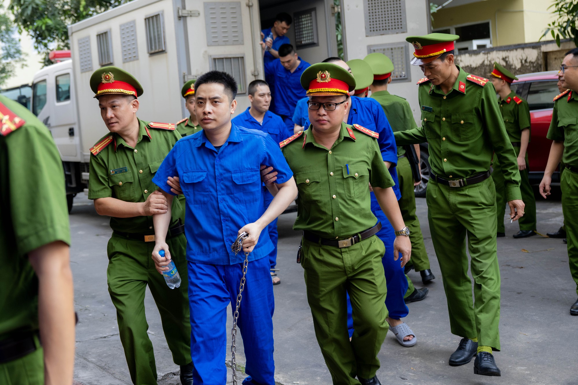 Bùi Đình Khánh tiếp tục gây phẫn nộ khi được áp tải tới tòa trong ngày xét xử cuối cùng- Ảnh 2.