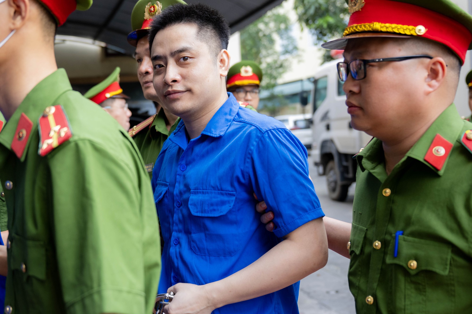 Bùi Đình Khánh tiếp tục gây phẫn nộ khi được áp tải tới tòa trong ngày xét xử cuối cùng- Ảnh 1.