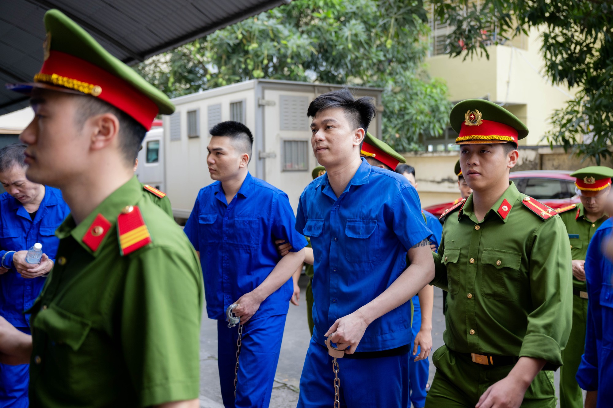 Bùi Đình Khánh tiếp tục gây phẫn nộ khi được áp tải tới tòa trong ngày xét xử cuối cùng- Ảnh 6.